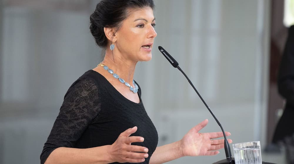 Sahra Wagenknecht speaks at her party's state party conference / Photo: Sebastian Kahnert/dpa/Archivbild