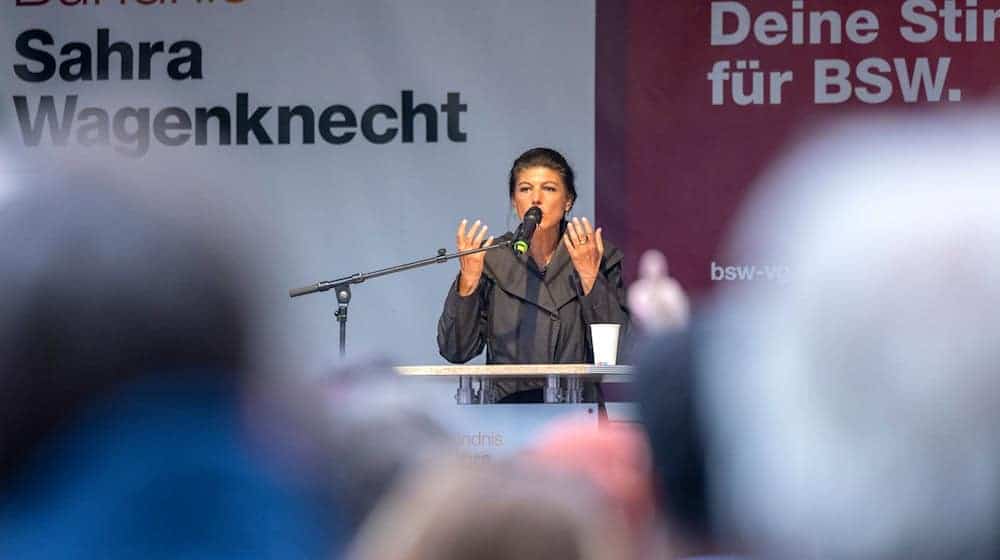 رئيسة الاتحاد الاجتماعي الديمقراطي سارة فاغنكنيخت في إحدى الفعاليات الانتخابية. / صورة: توماس بانيير/دبا/صورة أرشيفية