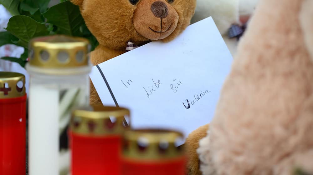 Ein Brief mit der Aufschrift «In Liebe für Valeriia», Teddybären, Blumen und Kerzen sind in der Nähe der Wohnung des getöteten Mädchens auf dem Fußweg abgelegt. Die tot aufgefundene Valeriia aus dem sächsischen Döbeln ist Opfer eines Verbrechens geworden. / Foto: Robert Michael/dpa