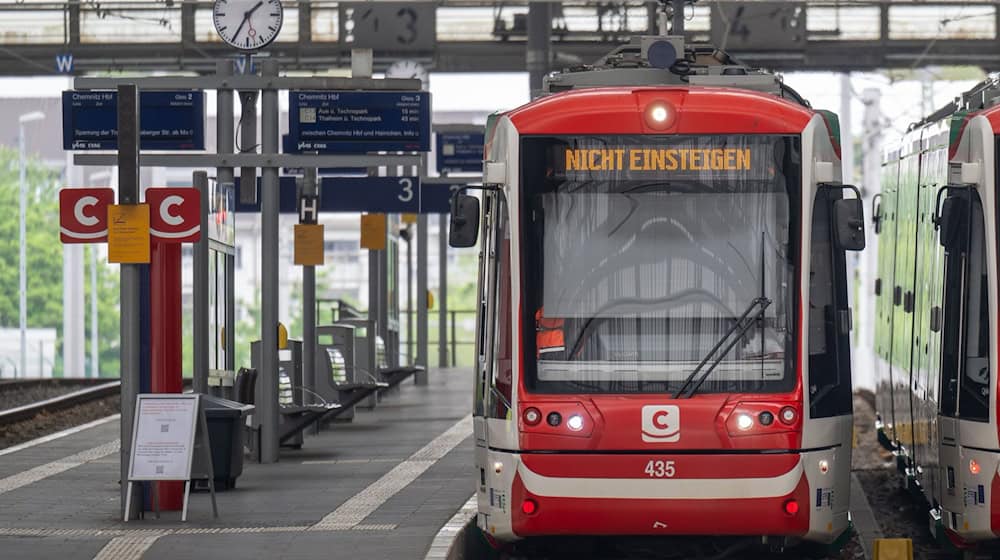 قطار وحدات شركة سيتي-بان كمنتس GmbH يقف في محطة كمنتس الرئيسية. / صورة: هندريك شميدت/وكالة الأنباء الألمانية