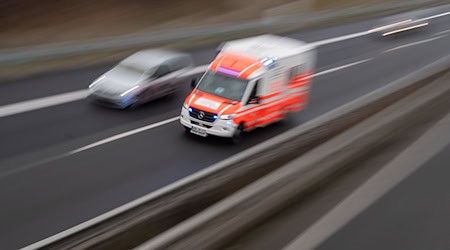 سيارة إسعاف تسير على طريق سريع. / تصوير: جوليان ستراتنشولت/dpa/صورة رمزية