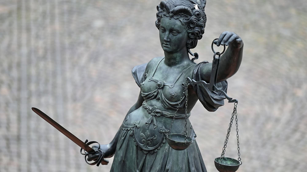 Eine Statue der Justitia hält eine Waage und ein Schwert in der Hand. / Foto: Arne Dedert/dpa/Symbolbild