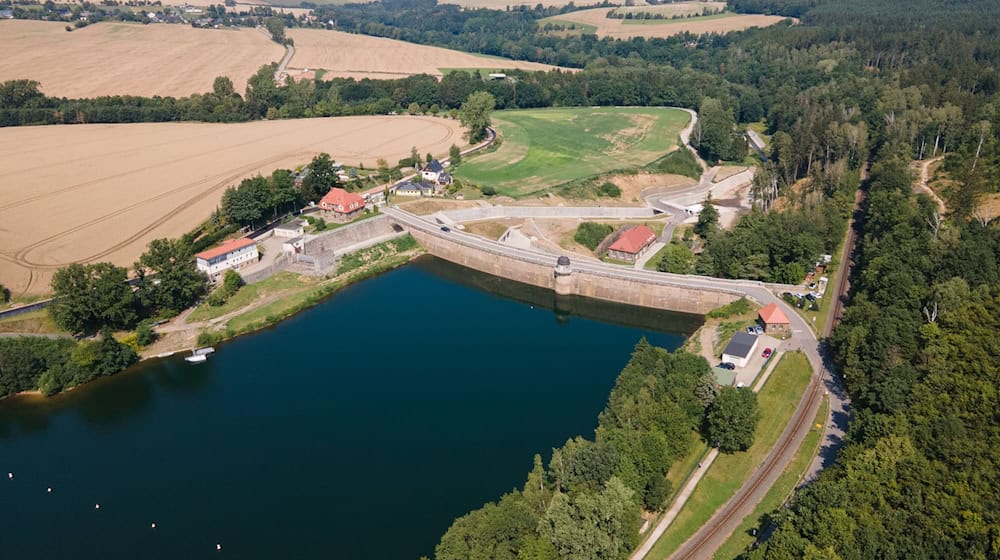 Dippoldiswalde: Nach einer Abwasserhavarie müssen die Strandbäder der Talsperre Malter geschlossen werden. (Archivbild) / Foto: Sebastian Kahnert/dpa