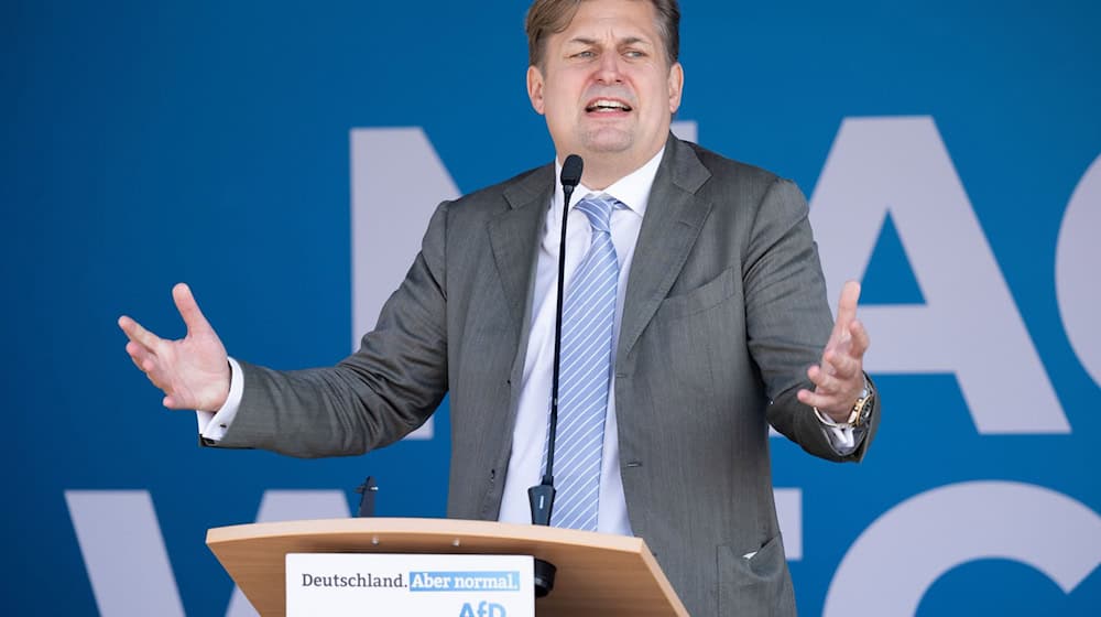 Politikar AfD Maximilian Krah měša we wólbnym boju w Sakskej sobu. 1. septembra so woli. (Archivbild) / Foto: Sebastian Kahnert/dpa