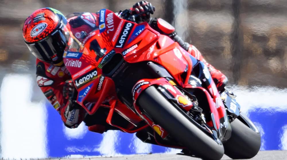 Der Italiener Francesco Bagnaia hat das Rennen auf dem Sachsenring für sich entschieden. / Foto: Robert Michael/dpa