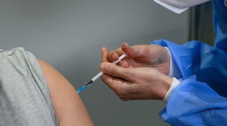 Mit Stand vom 22. Juli wurden 709 beantragte Entschädigungsverfahren im Zusammenhang mit den SARS-CoV-2-Schutzimpfungen registriert. / Foto: Robert Michael/dpa-Zentralbild/dpa