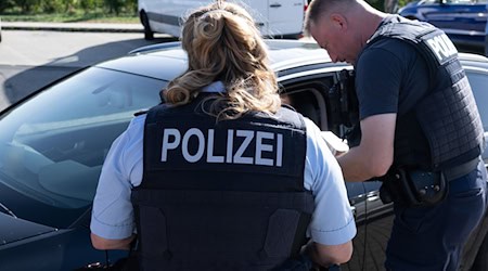 Breitenau: Die Bundespolizei vollstreckt bei ihren Grenzkontrollen immer wieder auch Haftbefehle. (Archivbild) / Foto: Sebastian Kahnert/dpa