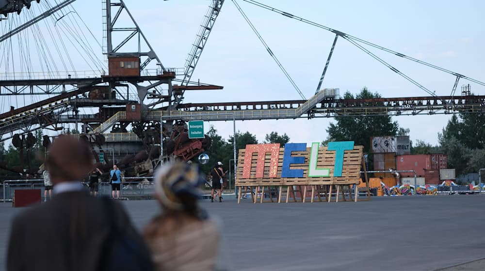 Wie gewohnt dienen Tagebaubagger als Kulisse für das letzte Melt-Festival. / Foto: Sebastian Willnow/dpa