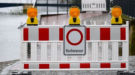 Eine Sperre verhindert den Zugang zum überfluteten Elbufer in Dresden. / Foto: Robert Michael/dpa