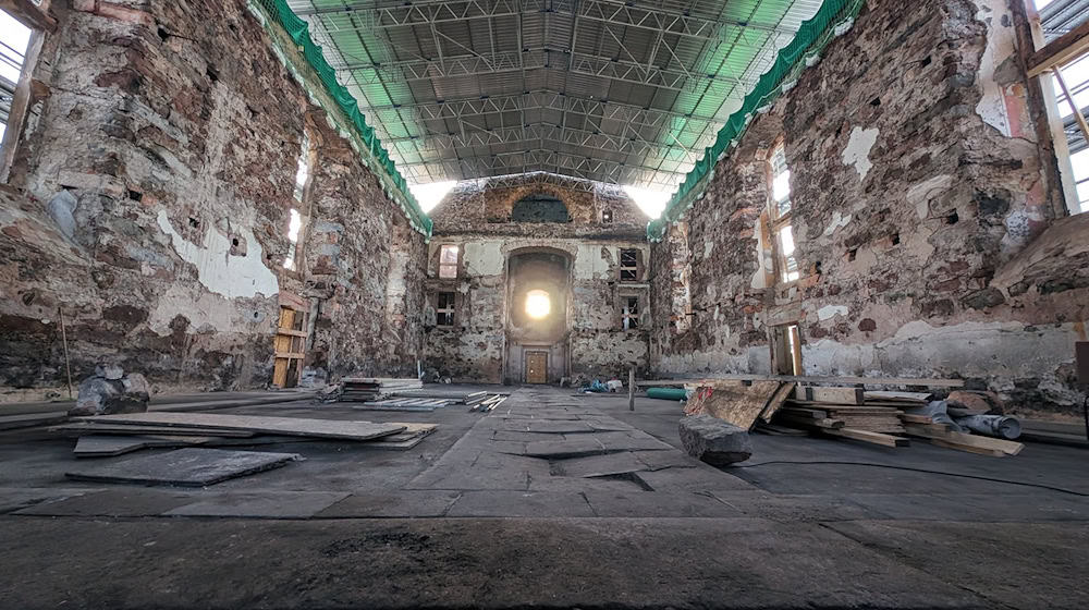 Der beräumte Innenraum der Kirchenbrandruine Großröhrsdorf. / Foto: Johannes Hartmann/Kirchgemeinde Großröhrsdorf-Kleinröhrsdorf/dpa