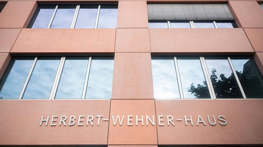 Dresden: SPD prüft nach Einschussloch in Parteizentrale neue Sicherheitsvorkehrungen  / Foto: Robert Michael/dpa