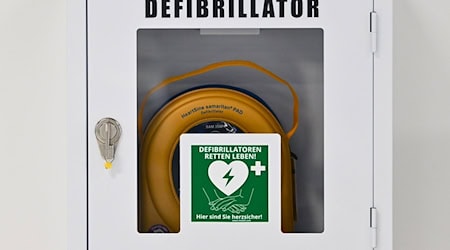 Bei Herz-Kreislauf-Stillstand braucht es schnelle Hilfe. Neben Herzdruckmassage können Defibrillatoren helfen, Leben zu retten.   / Foto: Patrick Pleul/dpa-Zentralbild/ZB