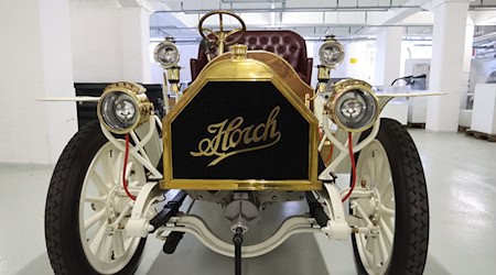 Resurrección de un clásico del automóvil: Antes de la presentación oficial el miércoles por la tarde, la réplica del Horch 14-17 PS de 1904 se encuentra en el depósito del Museo August Horch de Zwickau / Foto: Bodo Schackow/dpa