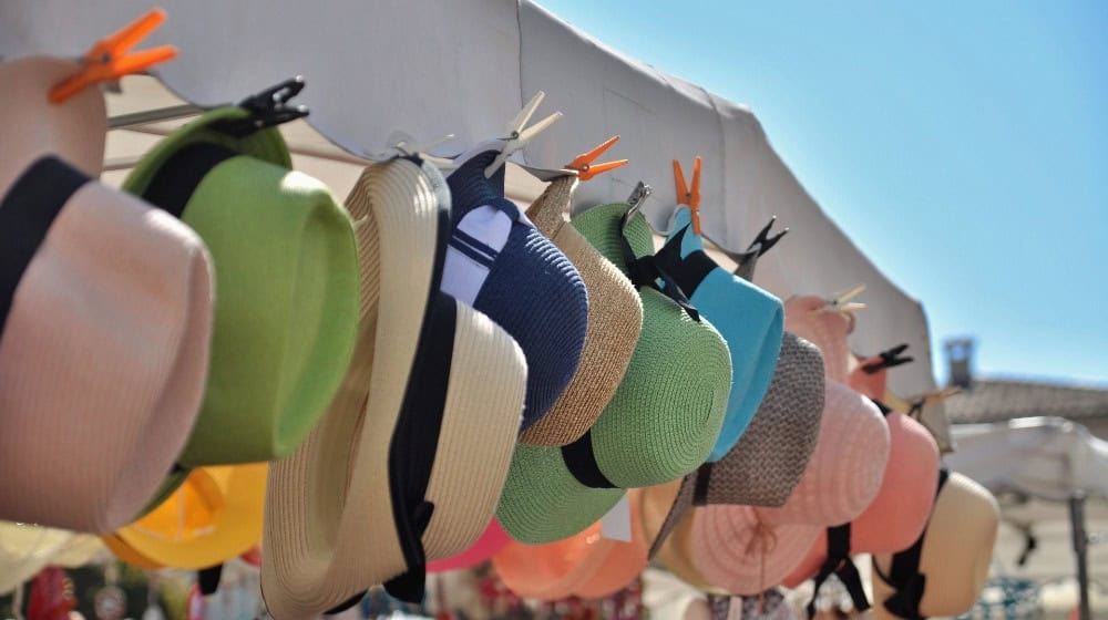 Ein eleganter Hut - das wohl wichtigeste Modeaccessoire bei Pferderennen / Bild von Karl Egger auf Pixabay