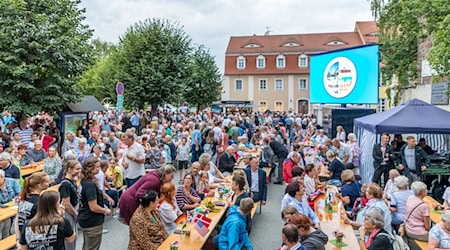 Citizens celebrate the World Heritage award in Herrnhut / Photo: Frank Hammerschmidt/dpa