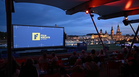 Bei den Filmnächten in Dresden sind mehr als 300 Liebesbriefe geschrieben worden. (Archivbild) / Foto: Robert Michael/dpa