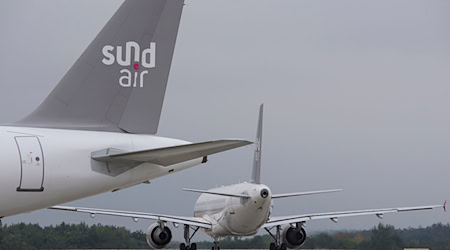 Aufgrund von Störungen in am Berliner Flughafen ist eine Maschine der Fluggesellschaft Sundair bereits in Dresden gelandet. / Foto: Robert Michael/dpa-Zentralbild/dpa