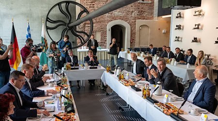 Президент-міністр Саксонії Міхаель Кречмер (ХДС, 5-й зліва) і президент-міністр Баварії Маркус Зьодер (ХСС, 5-й справа) відвідують музей "Фабрика ниток" у Плауені / Фото: Хендрік Шмідт/dpa