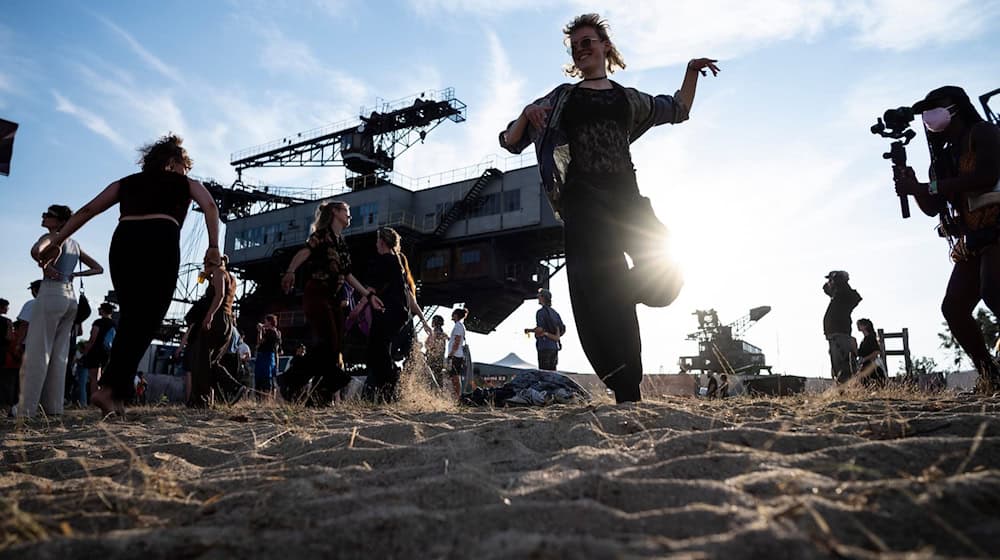 Viele Jahre tanzten Melt-Fans zwischen Tagebaubaggern. Nun findet das Festival ein letzten Mal statt.  / Foto: Alexander Prautzsch/dpa-Zentralbild/dpa