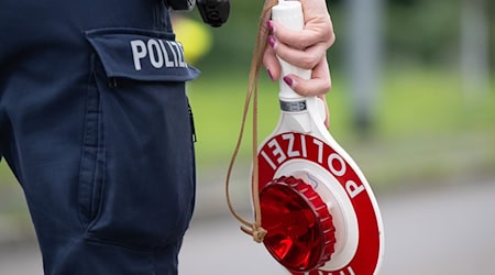 According to the police, there was an almost empty bottle of schnapps in the man's cab. (Symbolic image) / Photo: Sebastian Kahnert/dpa