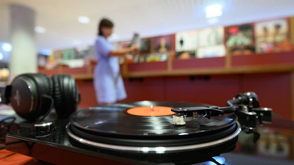 A record spins in the redesigned media library of the Saxon State Library / Photo: Robert Michael/dpa