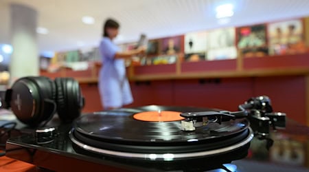 A record spins in the redesigned media library of the Saxon State Library / Photo: Robert Michael/dpa