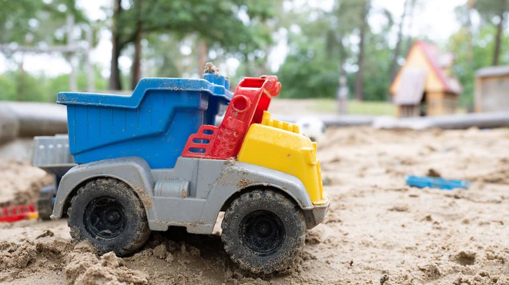 In Leipzig-Grünau hat ein Mann einen Böller auf einen Spielplatz geworfen. Ein Kind wurde durch verletzt.  / Foto: Sebastian Kahnert/dpa