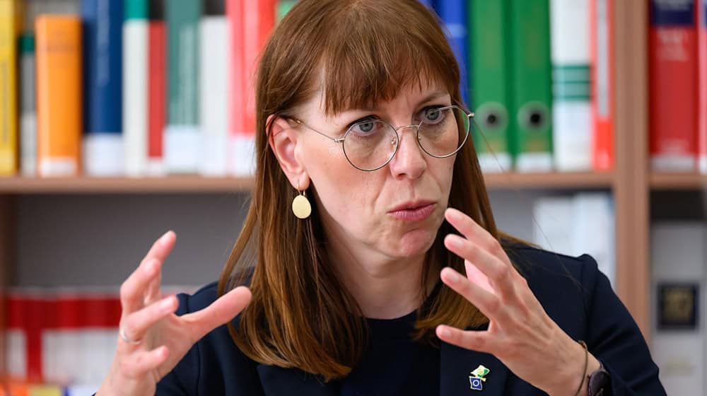 Für Katja Meier (Grüne), Justizministerin von Sachsen, ist der Schutz des Bundesverfassungsgerichts eine «gute Nachricht». (Archivbild) / Foto: Robert Michael/dpa