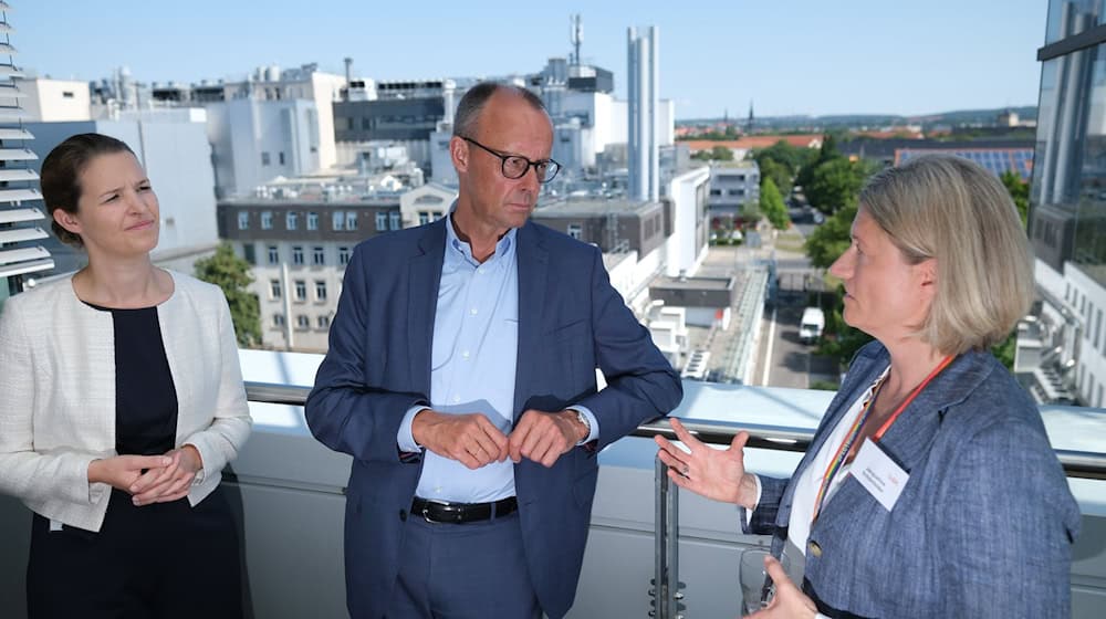 Šef CDU Friedrich Merz wopyta Drježdźansku GSK-twórbu. / Foto: Sebastian Willnow/dpa