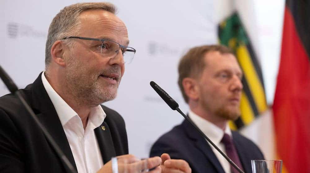 Landrat Dirk Neubauer (links) hatte am Dienstag seinen Rücktritt angekündigt. Nun übt er Kritik an Ministerpräsident Michael Kretschmer (rechts). (Archivbild) / Foto: Hendrik Schmidt/dpa