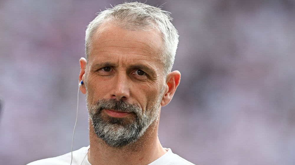 RB-Coach Marco Rose versammelte seine Mannschaft erstmals wieder auf dem Trainingsplatz. / Foto: Hendrik Schmidt/dpa