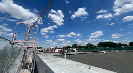 Bei der Sächsischen Lotto-GmbH zieht die Sonne ein! Auf den Dächern der Unternehmenszentrale in der Oststraße 105 wird derzeit eine moderne Photovoltaikanlage installiert.