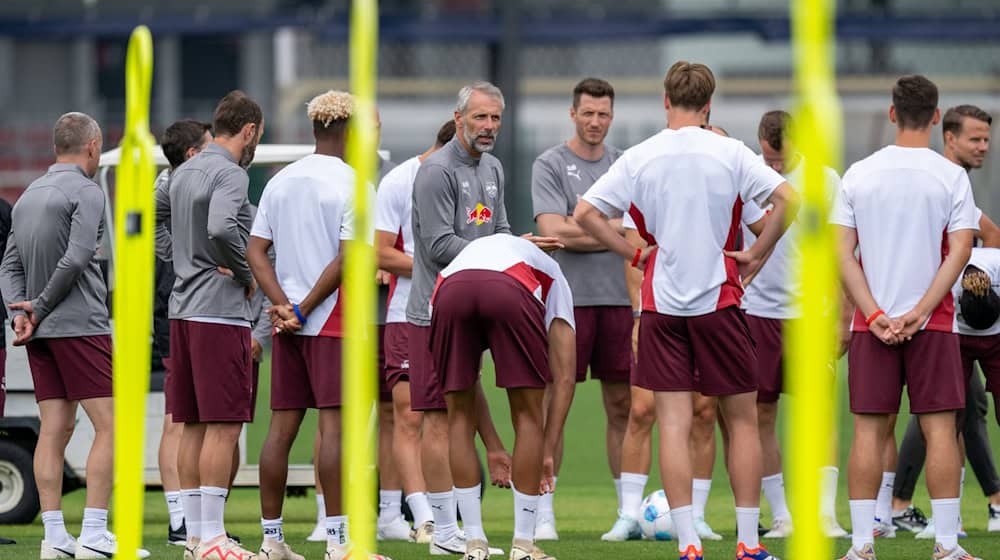 Coach Marco Rose will spend a week working with his RB Leipzig team in the USA. / Photo: Hendrik Schmidt/dpa