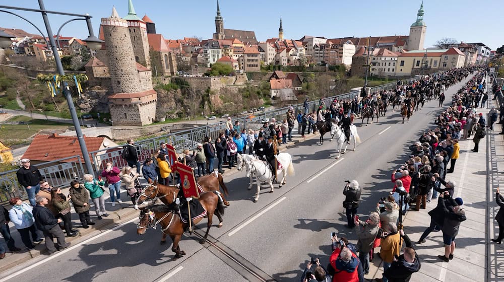 Jinetes de Semana Santa en el Puente de la Paz de Bautzen, con el casco antiguo de la ciudad como telón de fondo. (Foto de archivo) / Foto: Sebastian Kahnert/dpa