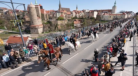 Jinetes de Semana Santa en el Puente de la Paz de Bautzen, con el casco antiguo de la ciudad como telón de fondo. (Foto de archivo) / Foto: Sebastian Kahnert/dpa