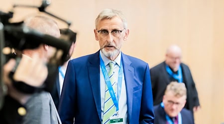 Sachsens Innenminister Armin Schuster bei einer Konferenz / Foto: Christoph Soeder/dpa