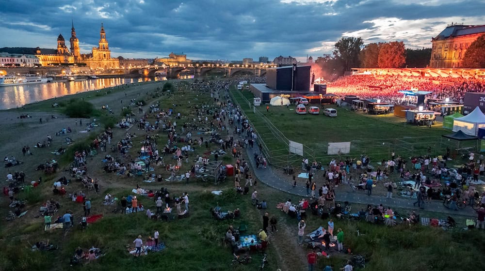 Onlookers at the Kaisermania 2023 on the banks of the Elbe in Dresden. (Archive photo) / Photo: Matthias Rietschel/dpa-Zentralbild/dpa