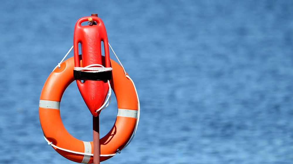 Retter haben einen vermissten 76 Jahre alten Schwimmer tot aus dem Albrechtshainer See geborgen (Symbolbild). / Foto: Ralf Hirschberger/dpa