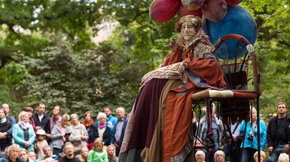 Theater mitten in der Stadt: Das bietet das Straßentheaterfestival in Görlitz ab Donnerstag. (Archivbild) / Foto: Monika Skolimowska/dpa