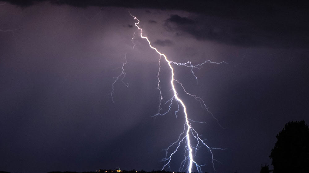 In Dresden musste die Feuerwehr nach einem Gewitter ausrücken. (Archibvbild aus Radebeul) / Foto: Robert Michael/dpa-Zentralbild/dpa