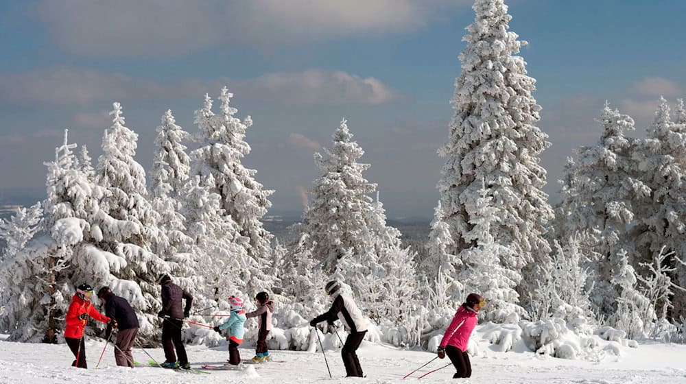 Skifahrer genießen das sonnige Wetter auf dem Klinovec (Keilberg) im tschechischen Teil des Erzgebirges. (Archivbild) / Foto: Michael Heitmann/dpa