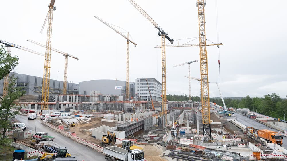 Der Chiphersteller Infineon erweitert mit dem Bau seine Fabrik im Dresdner Norden. (Archivbild) / Foto: Sebastian Kahnert/dpa