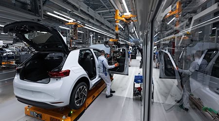 Zwickau: VW Sachsen plant wegen Flaute bei E-Autos weitere rund 1000 befristete Stellen zu streichen / Foto: Hendrik Schmidt/dpa