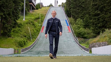Skisprung-Olympiasieger Jens Weißflog, der am Sonntag seinen 60. Geburtstag feiert, ist weiter von der wichtigen Rolle des Leistungssports in der Gesellschaft überzeugt. / Foto: Hendrik Schmidt/dpa