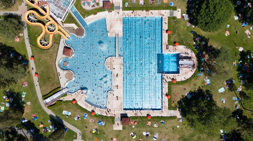 Das unbeständige Wetter sorgt bisher für eine durchwachsene Freibadsaison. (Archivfoto) / Foto: Sebastian Kahnert/dpa