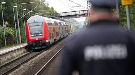 In einem Regionalzug von Leipzig nach Dresden ist ein Zugbegleiter attackiert worden. (Symbolfoto) / Foto: Jonas Walzberg/dpa