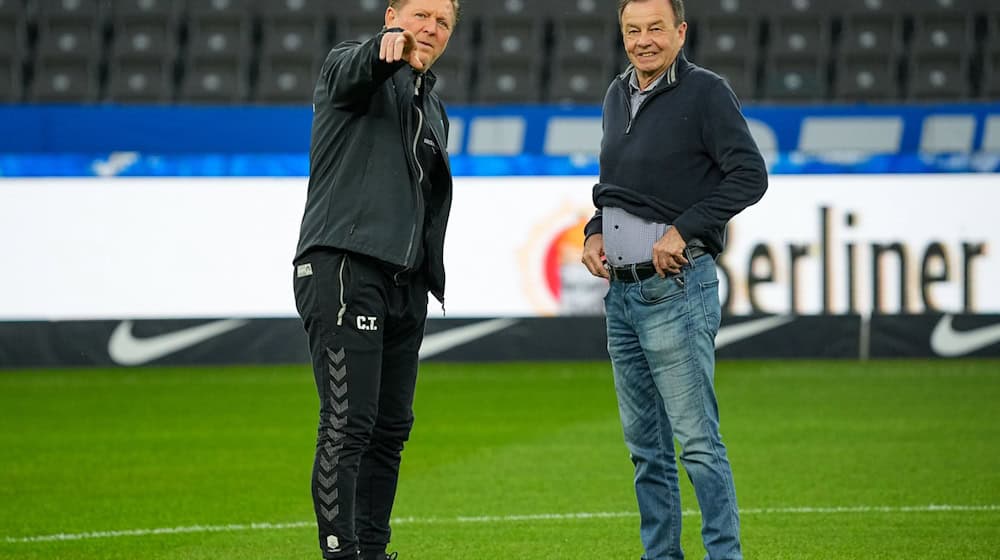 Trenar Christian Titz (l.) a sportowy direktor Otmar Schork staj noweho nadběhowarja k 1. FC Magdeburgej wotewzałoj. / Foto: Soeren Stache/dpa