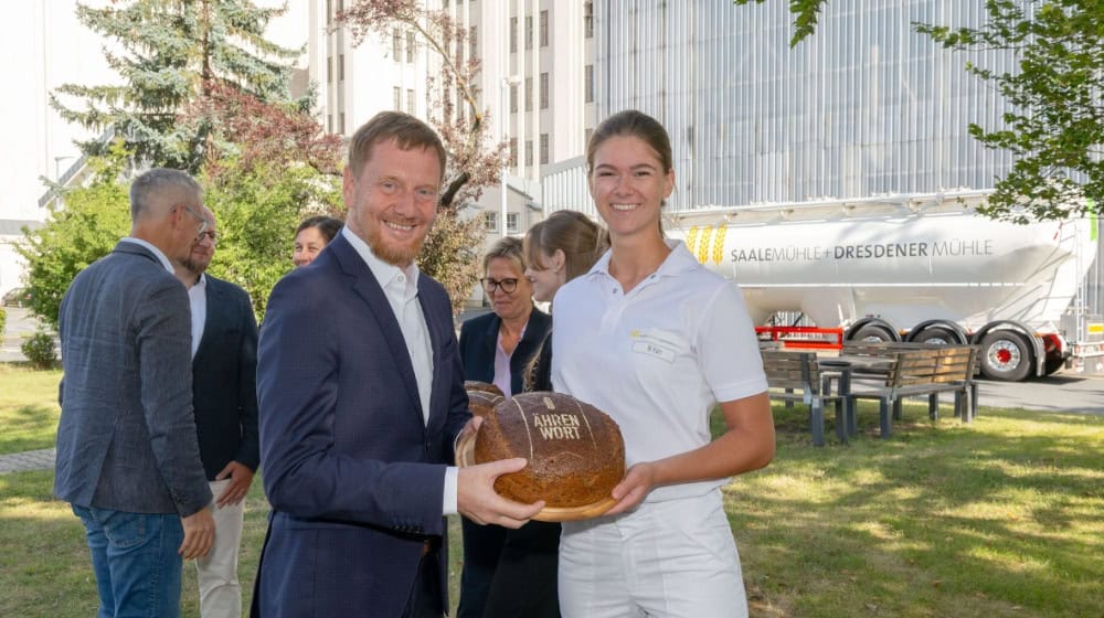 Michael Kretschmer (CDU) and Maria Kain (BA student) - (Image: Dresdener Mühle/Katharina Grottker)