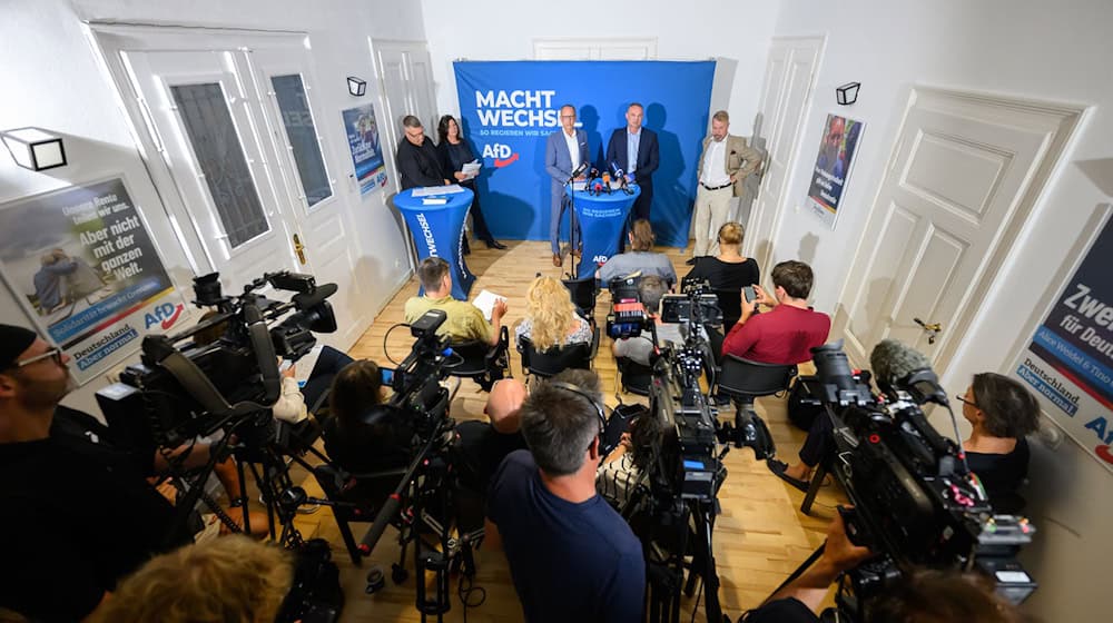 Das Podium mit AfD-Landeschef Jörg Urban bei der Pressekonferenz.  / Foto: Robert Michael/dpa