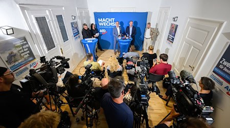 Das Podium mit AfD-Landeschef Jörg Urban bei der Pressekonferenz.  / Foto: Robert Michael/dpa